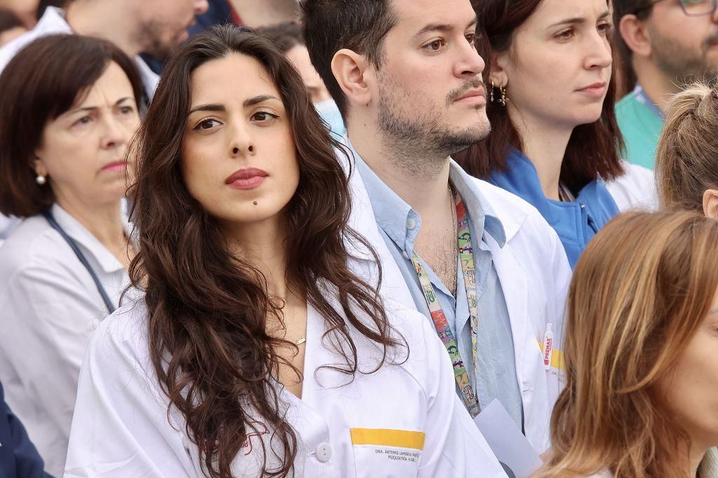 La protesta de los médicos contra el Estatuto Marco de Sanidad a las puertas de la Arrixaca, en imágenes