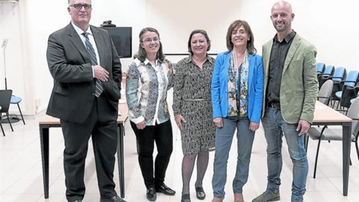 ESPECIALISTAS EN DIABETES. De izquierda a derecha, Miquel Camafort, Antonieta Vidal, Montserrat Soley, Anna Novials y Serafín Murillo, participantes en el debate.