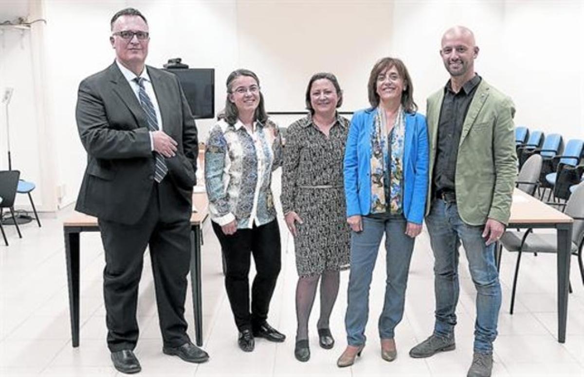 ESPECIALISTES EN DIABETIS.D’esquerra a dreta, Miquel Camafort, Antonieta Vidal, Montserrat Soley, Anna Novials i Serafín Murillo, participants en el debat.