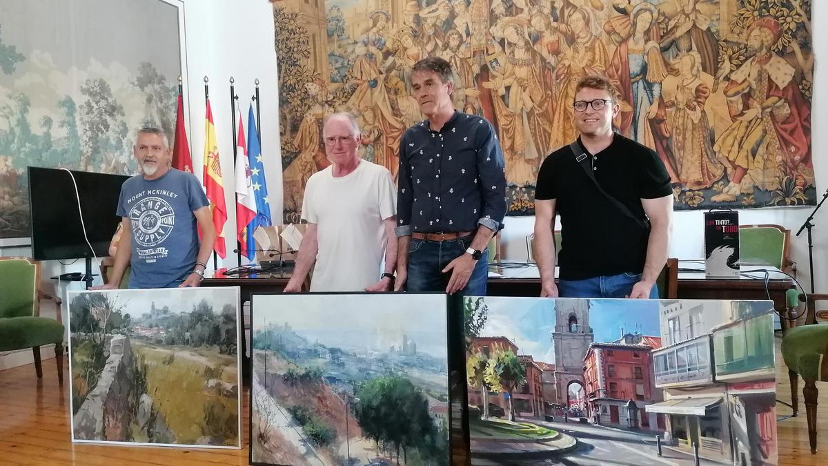 El alcalde (segundo por la derecha) posa con los tres artistas premiados