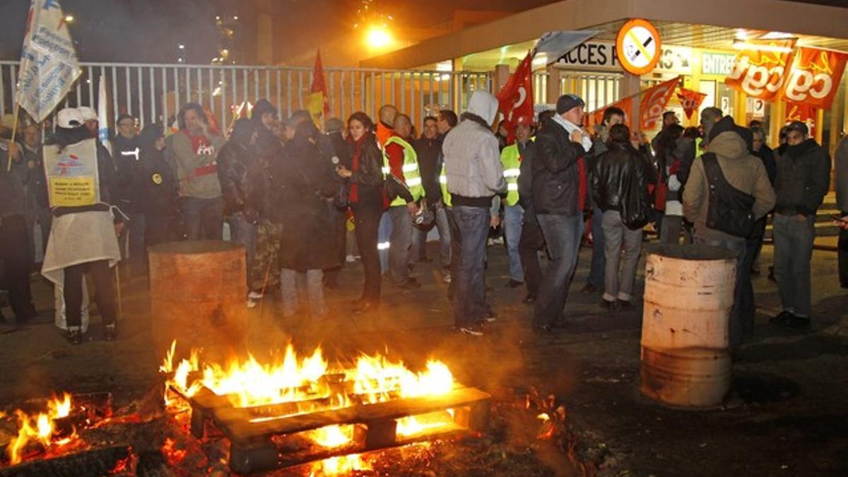 Trabajadores franceses bloquean esta madrugada la entrada a la refinería de Grandpuits, al este de París.