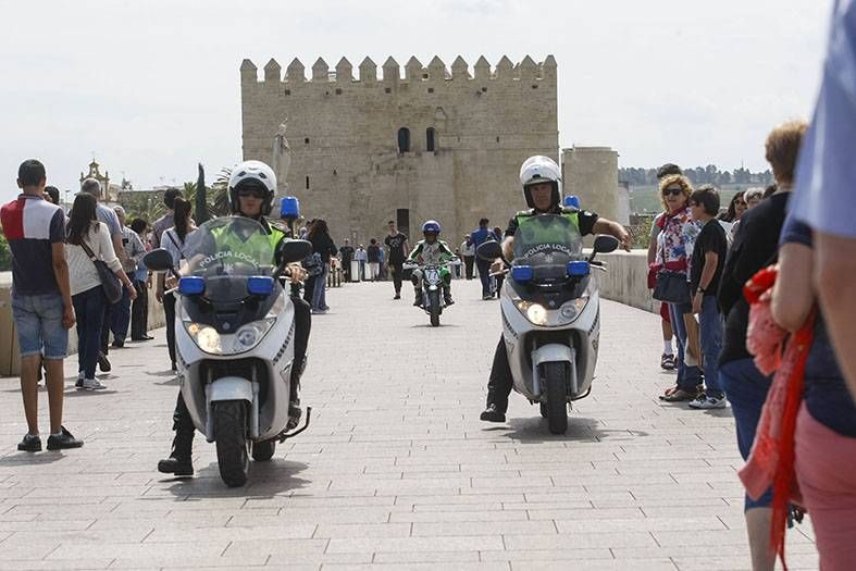 Las motos toman el puente Romano.