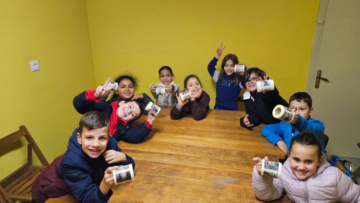 Un grupo de niños de la catequesis de Lugones, con los cromos que pegarán en los álbumes