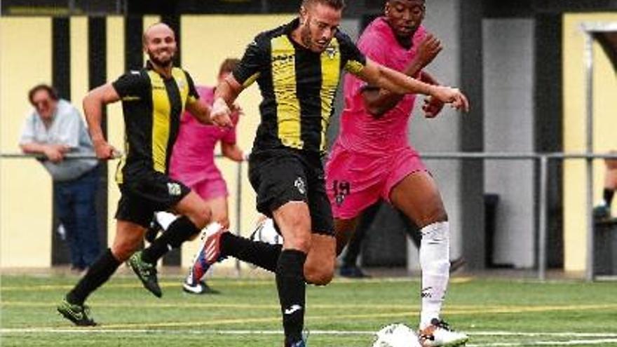 El jugador del Peralada Traoré persegueix un futbolista del Muntanyesa durant el partit d&#039;ahir a Nou Barris.