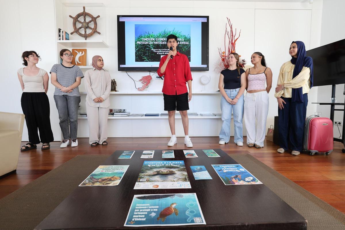 Galería: alumnos del Quartó de Portmany presentan su campaña sobre la bahía y las tortugas