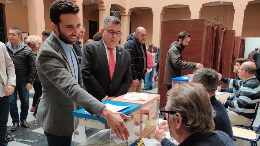 El alcalde de Sagunt saluda al integrante de una mesa junto al delegado del Gobierno.