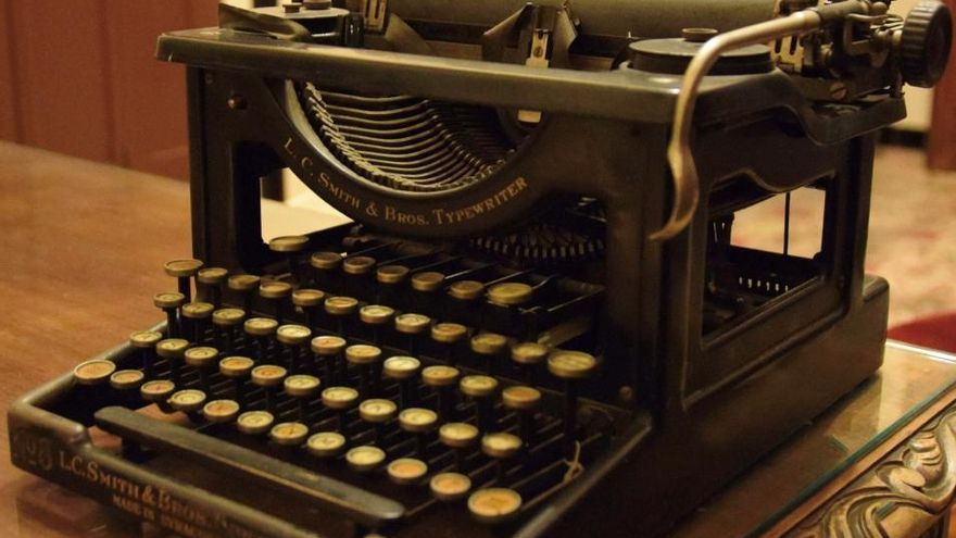 Una máquina de escribir es la pieza de marzo en el museo etnográfico de Don Benito