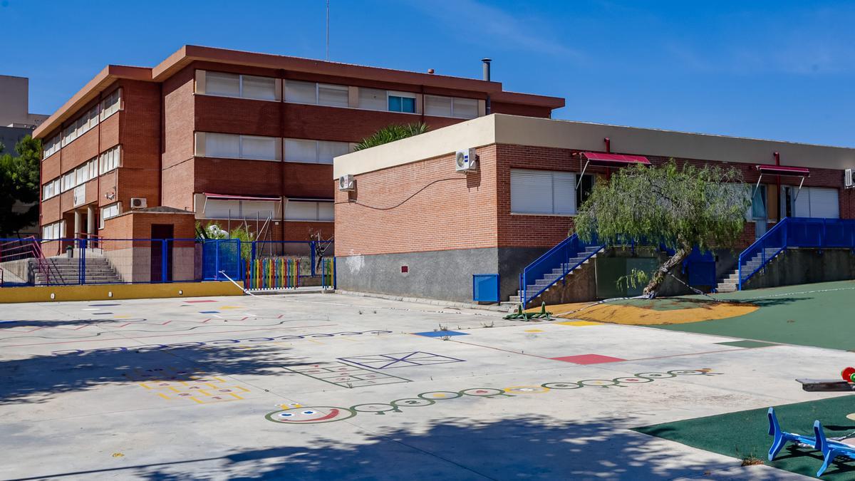 El patio de uno de los colegios de Benidorm.