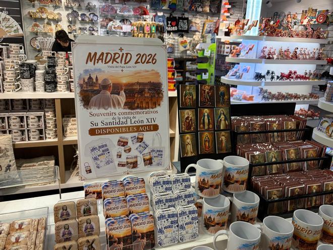 León XIV conquista las tiendas de 'souvenirs' de Madrid: el papa 'sin rostro' que llena camisetas, tazas y escaparates
