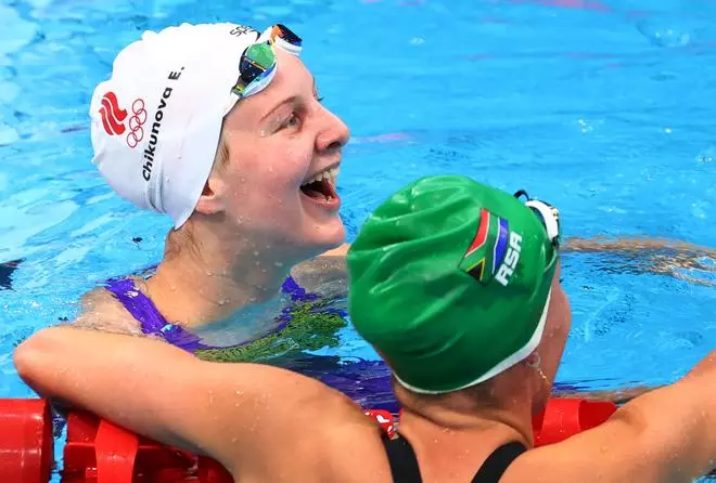 Emocionante gesto de las rivales de la sudafricana Tatjana, tras hacerse con el oro olímpico y el récord del mundo