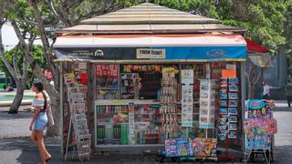 Terrazas y bocadillos para evitar la extinción de los quioscos de prensa en Santa Cruz de Tenerife