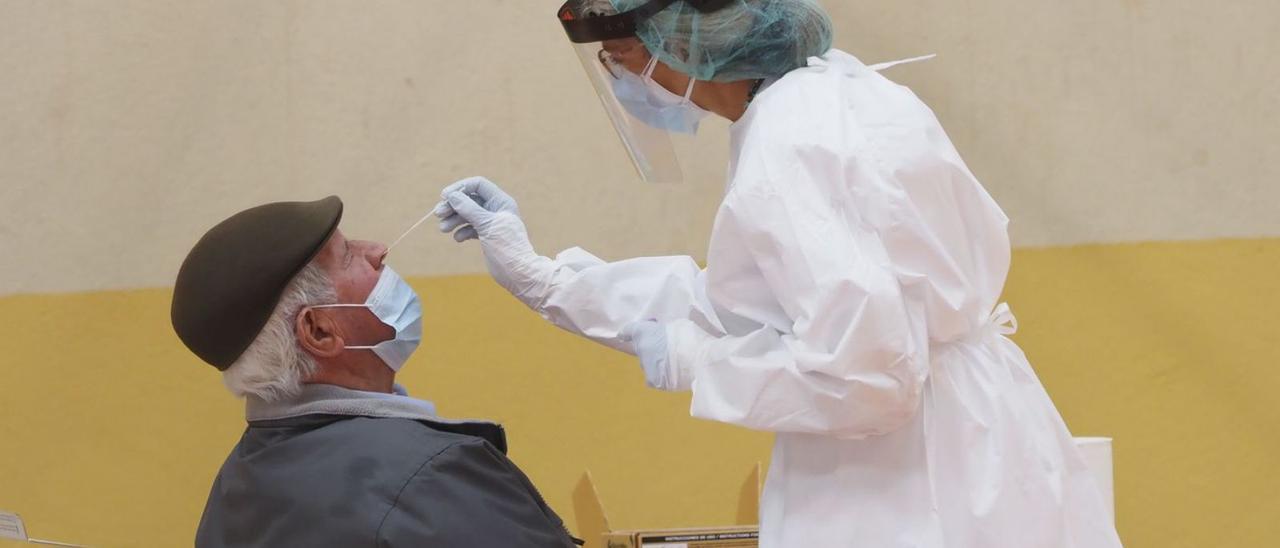 Una sanitària fa un test d’antígens a un home, en una imatge d’arxiu. | EUROPA PRESS