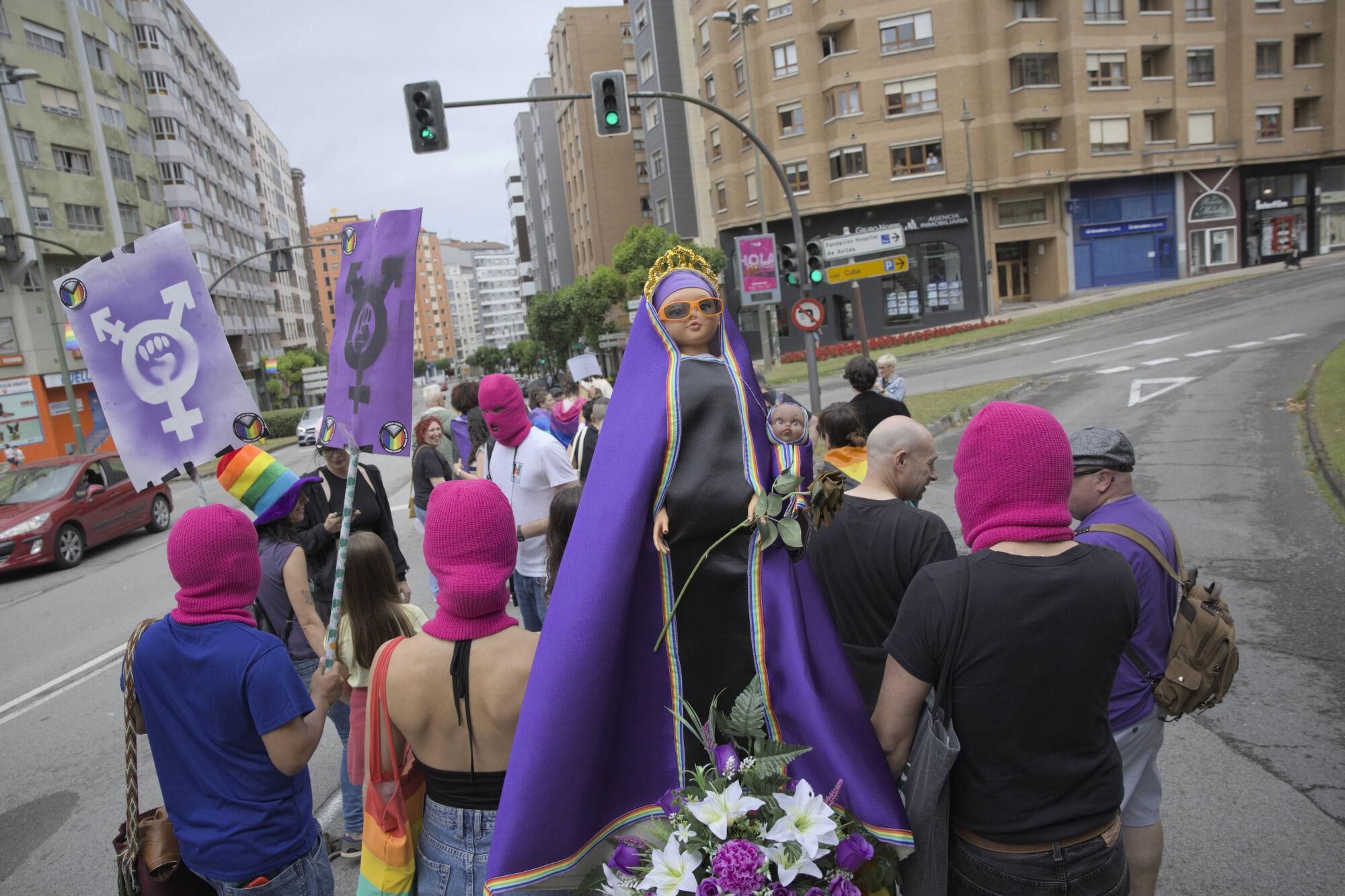 En imágenes: Así fue la manifestación LGTBI de Avilés, con "Santina de Queervadona" incluida
