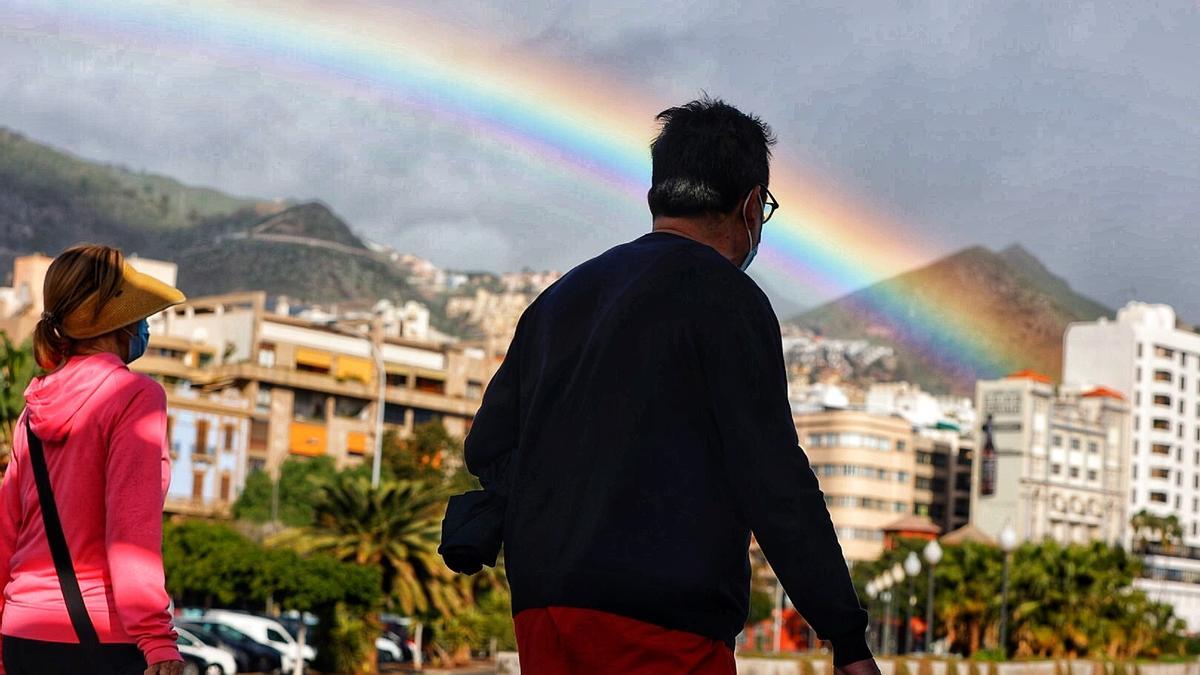Una pareja durante una paseo hoy en Santa Cruz de Tenerife