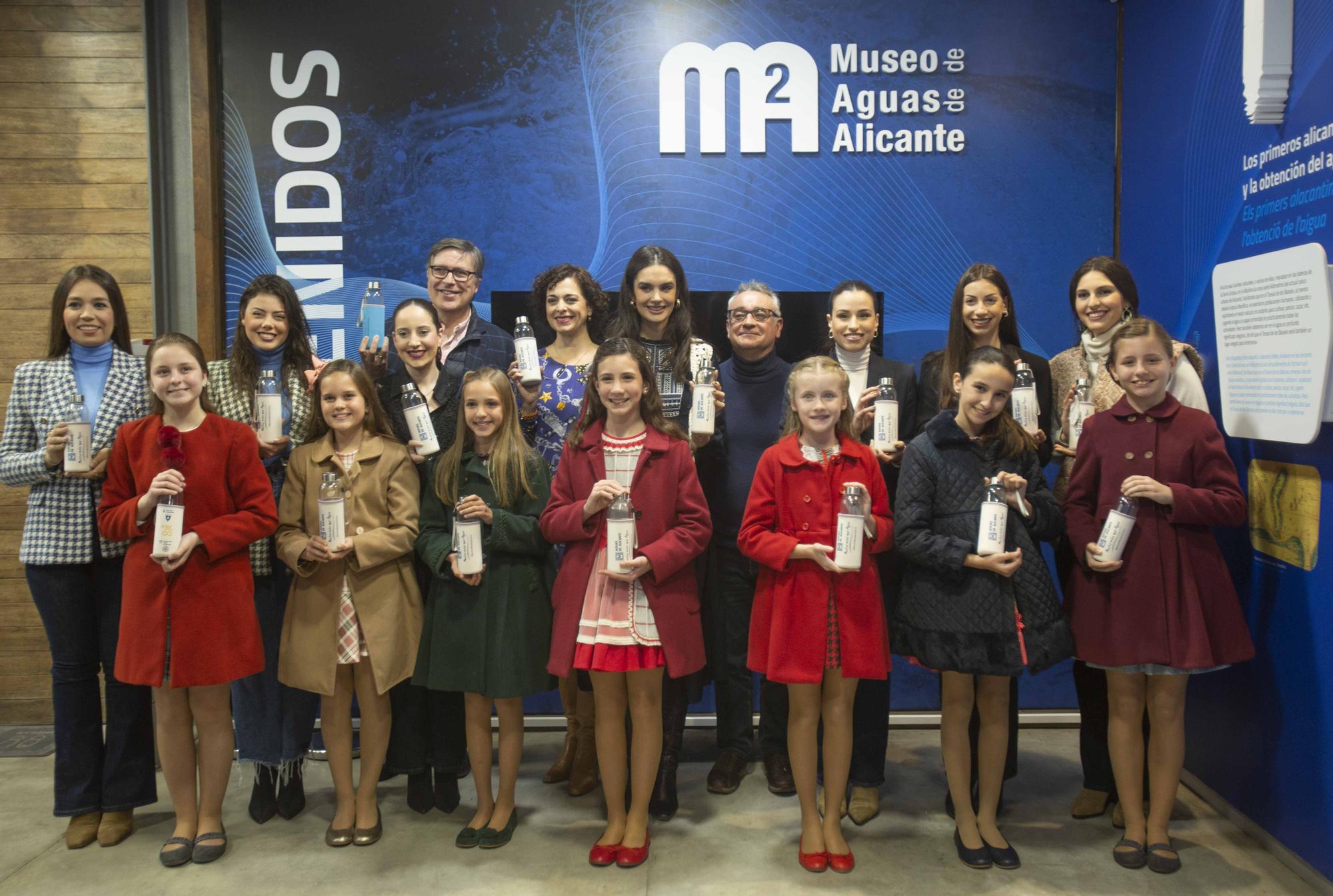 Las Belleas del Foc y sus damas hacen una cata de agua "a ciegas" en el Museo de Aguas de Alicante