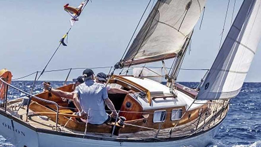 El &#039;Orion&#039;, de la armadora Tiffany Blackman, surca las aguas de la Bahía de Palma durante la jornada de ayer.