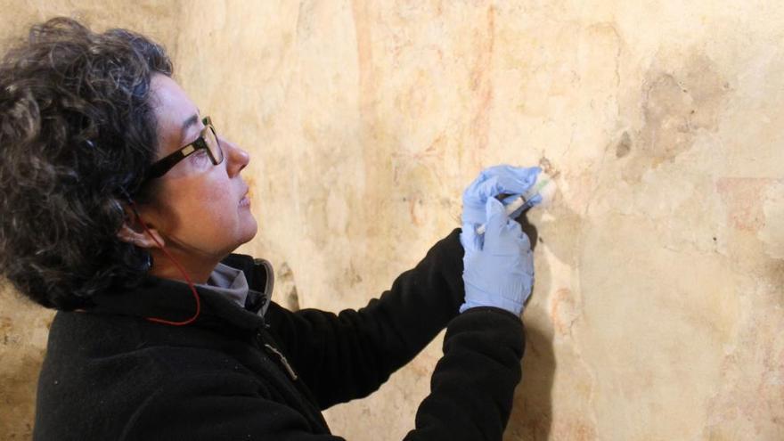 Luisa García interviene sobre las pinturas de Santo Adriano de Tuñón.