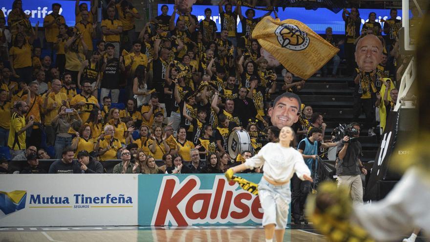 Aspecto de una de las gradas del pabellón Santiago Martín. | ARTURO JIMÉNEZ