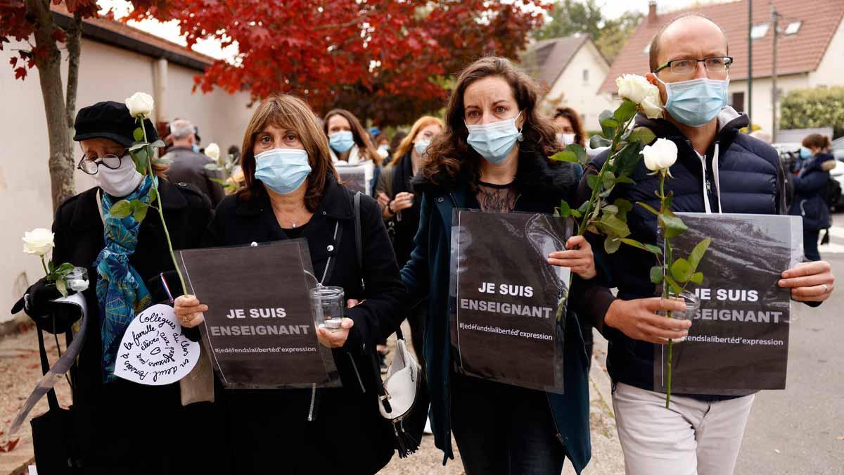 Homenaje al profesor que fue decapitado por un terrorista en un instituto cerca de París.