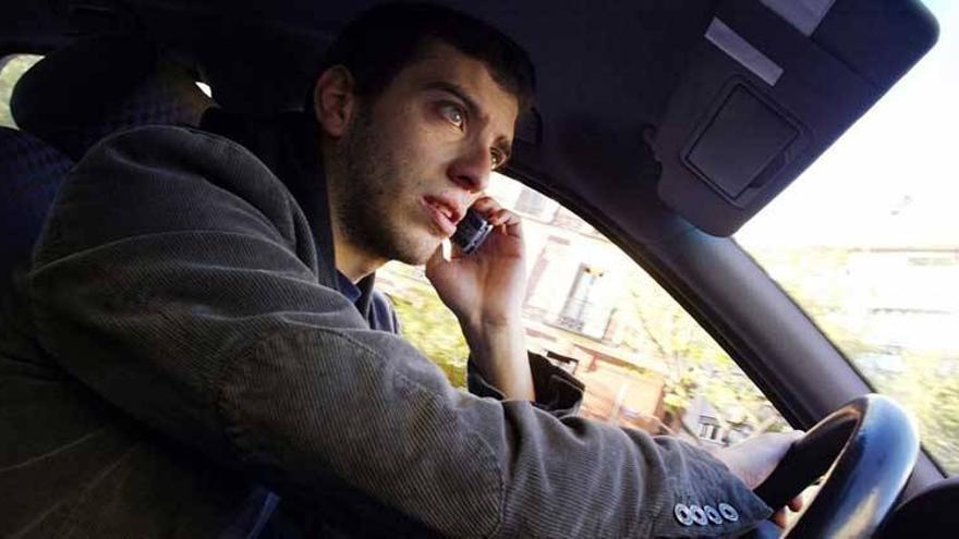 Más de la mitad de las denuncias de la Guardia Civil de Tráfico son por hablar por el móvil conduciendo