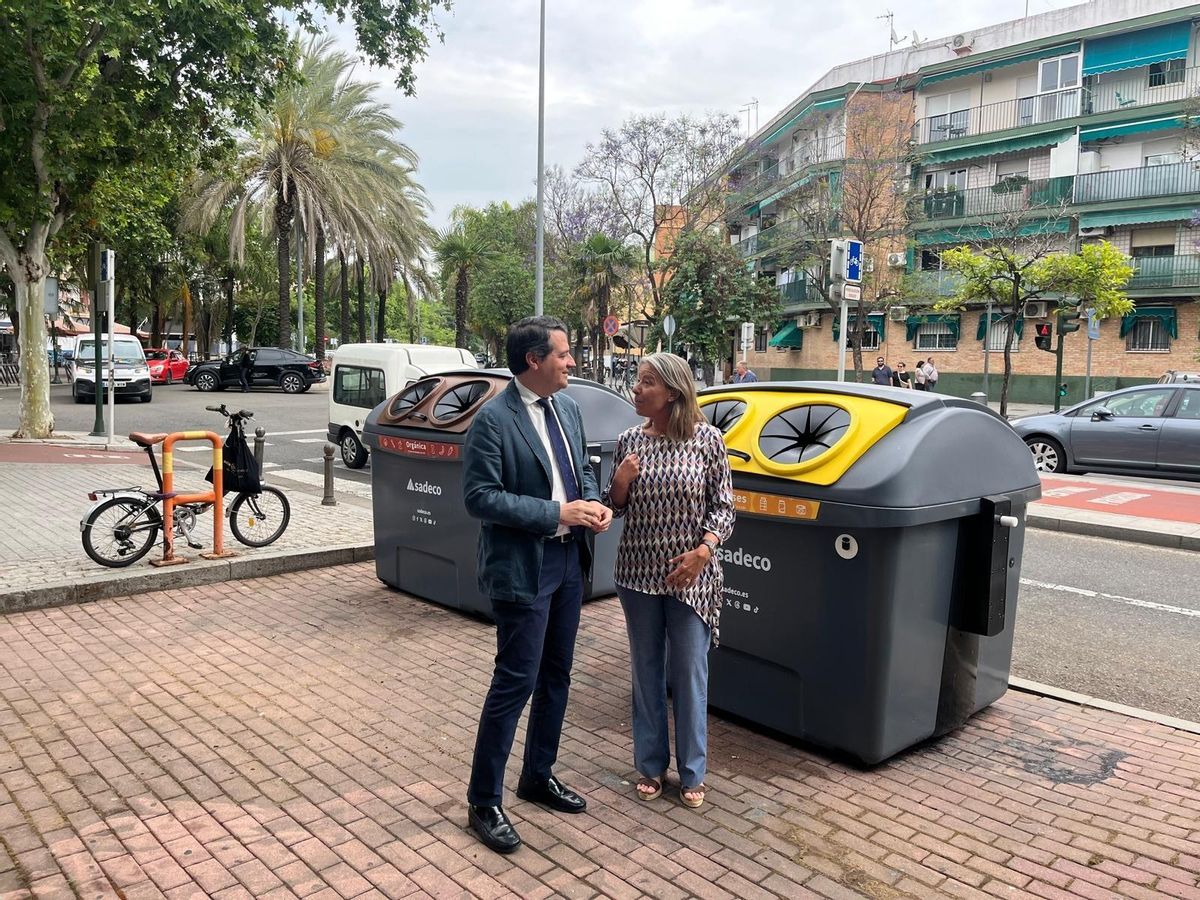 Sadeco renovará 5.305 contenedores de Córdoba por un modelo &quot;más gordito&quot;, bajo y accesible. En la imagen, el alcalde José María Bellido, y la presidenta de Sadeco, Isabel Albás.