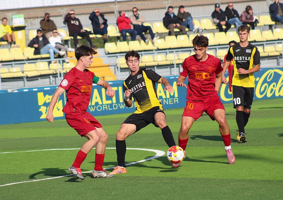 El Roda le plantó cara al líder Valencia que acabó casi pidiendo la hora.