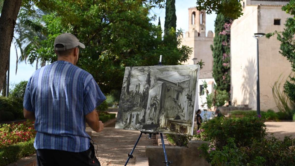 Un artista pintando en los jardines de La Galera, esta mañana.