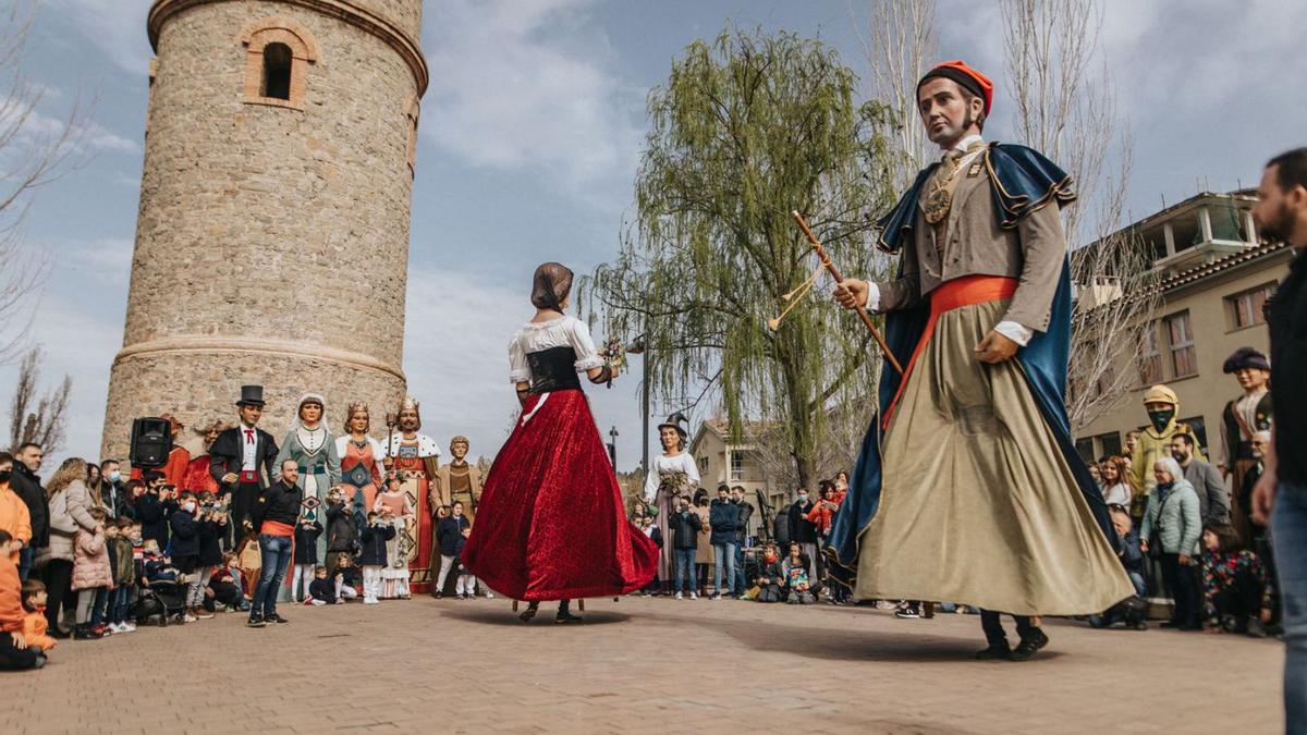 Els gegants de les Planes d’Hostoles a la trobada de Sallent al peu de la Torre del Gas | OLGA GILI