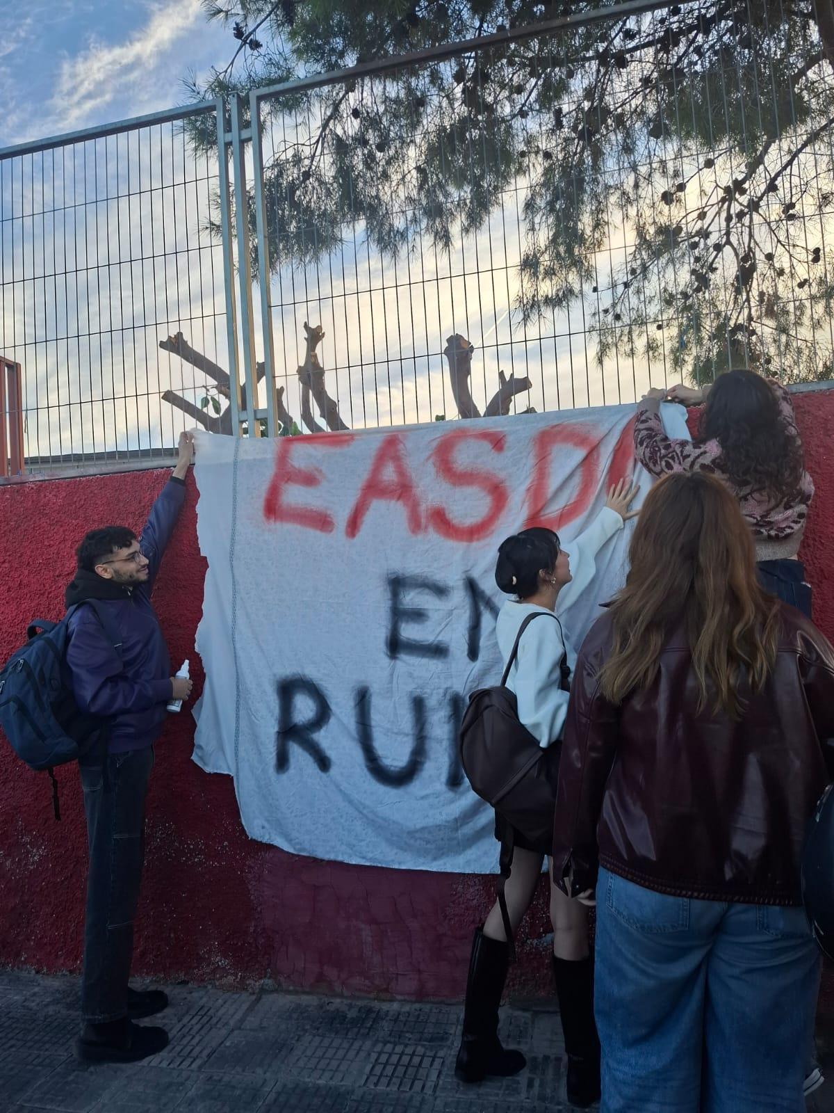 Una pancarta colgada en la Easda que denuncia el estado de ruina del edificio