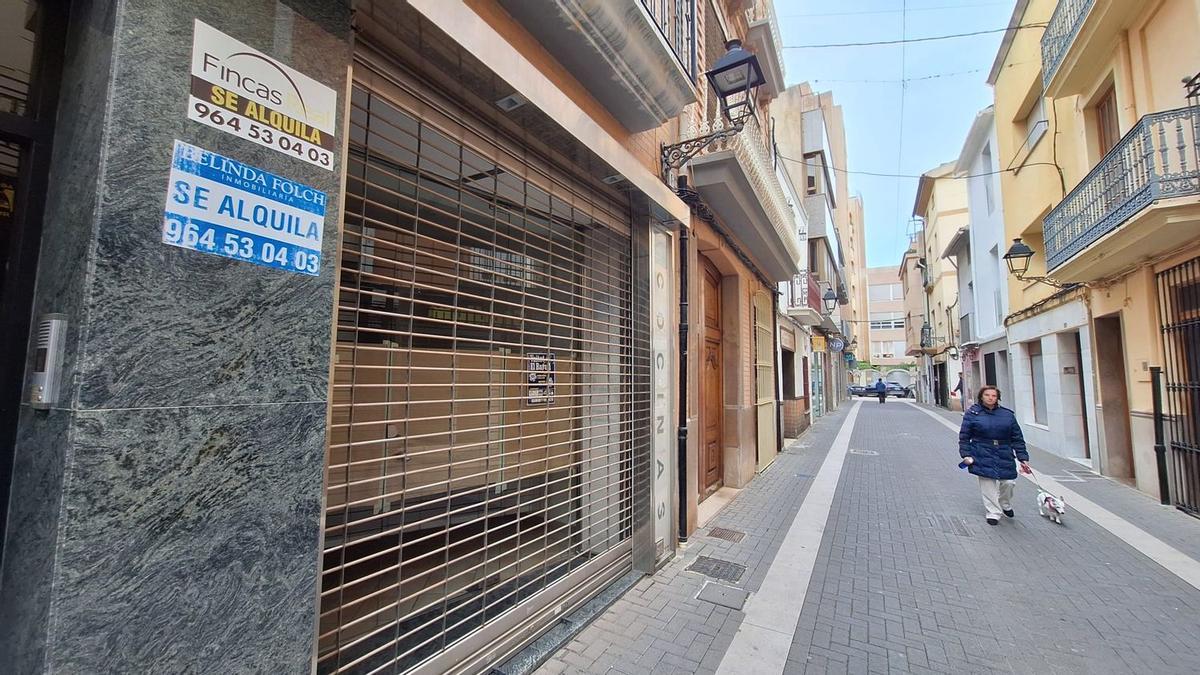 La calle Sant Roc es uno de los viales del centro e Vila-real que más comercios mantiene cerrados en la actualidad.