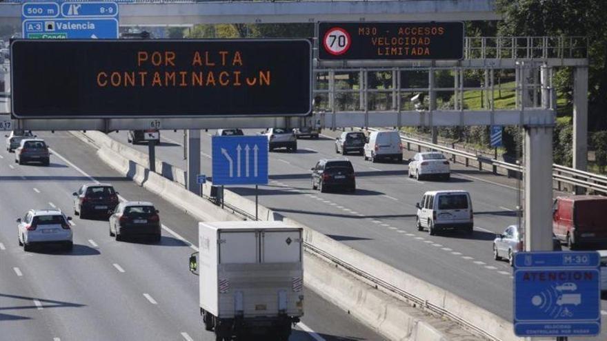 La reducción de velocidad en la M-30 y accesos por alta contaminación se mantiene este jueves