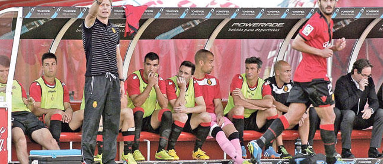 Karpin da instrucciones a sus jugadores en la victoria frente al Sabadell.