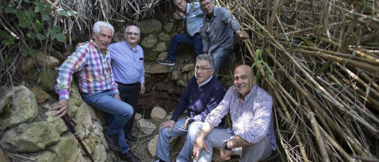 El grupo de vecinos de la comarca muestra la fuente y el pozo que formaban parte de un paraje conocido como la Font dels Pessebrets, entre Carlet y Catadau. | PERALES IBORRA