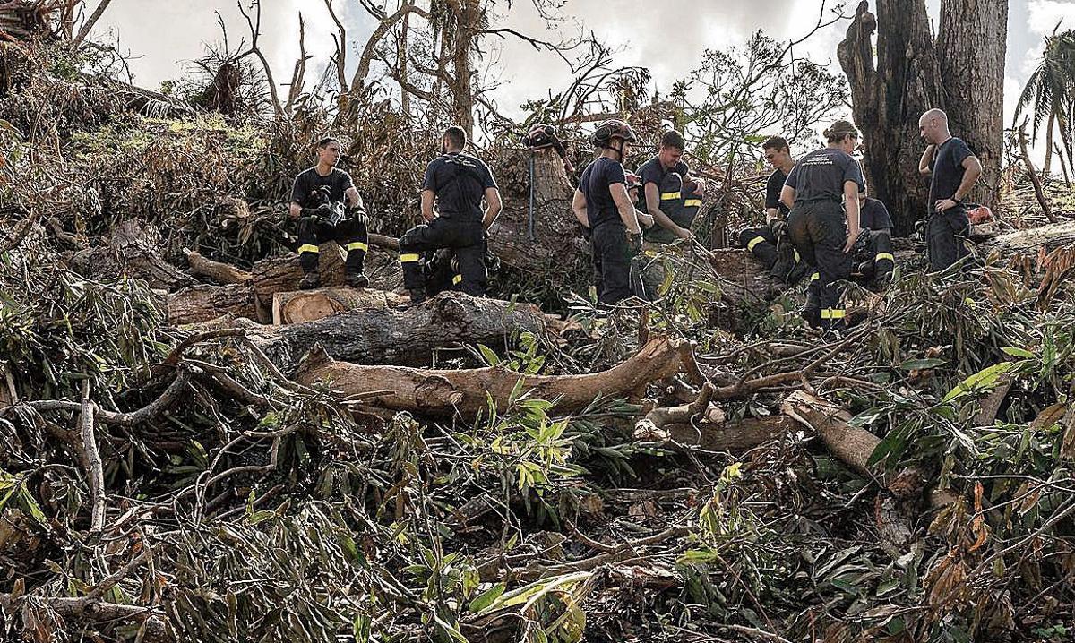 Trabajos para abrir carreteras en Mayotte.