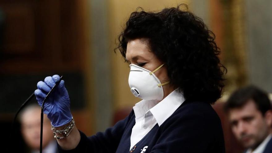 Una trabajadora desinfecta el atril del Congreso.