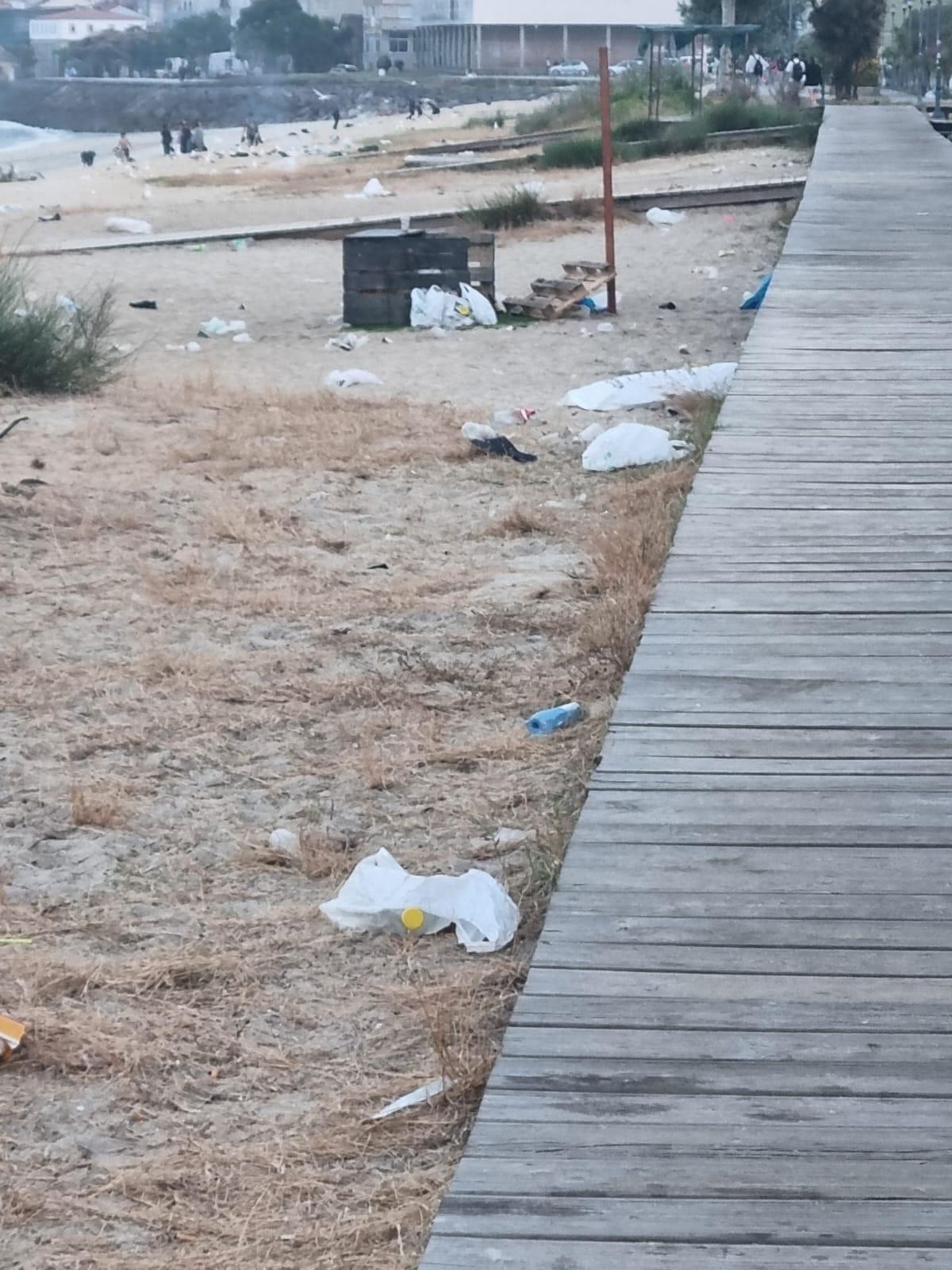 Los equipos de limpieza eliminan la basura de San Juan en las playas de Cangas