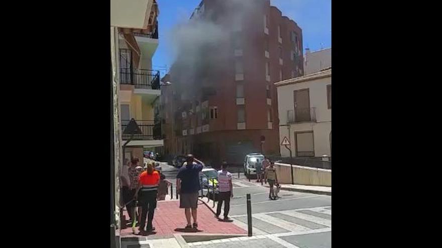 Un incendio obliga a desalojar un edificio en el barrio Ganduls de Xixona