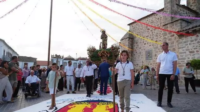 Las alfombras de sal visten Dos Torres en la procesión de San Roque