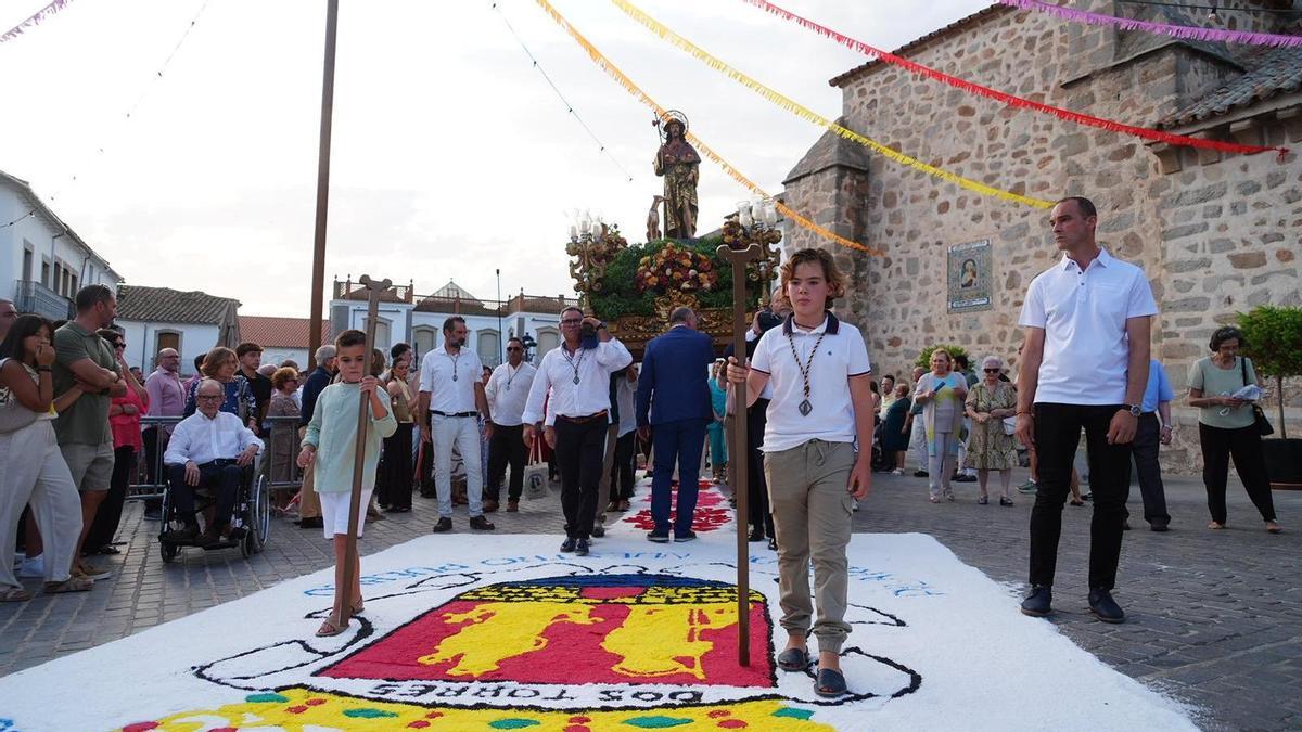 Las alfombras de sal visten Dos Torres en la procesión de San Roque