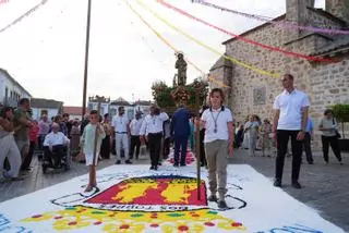San Roque procesiona sobre las alfombras de sal coloreada en Dos Torres
