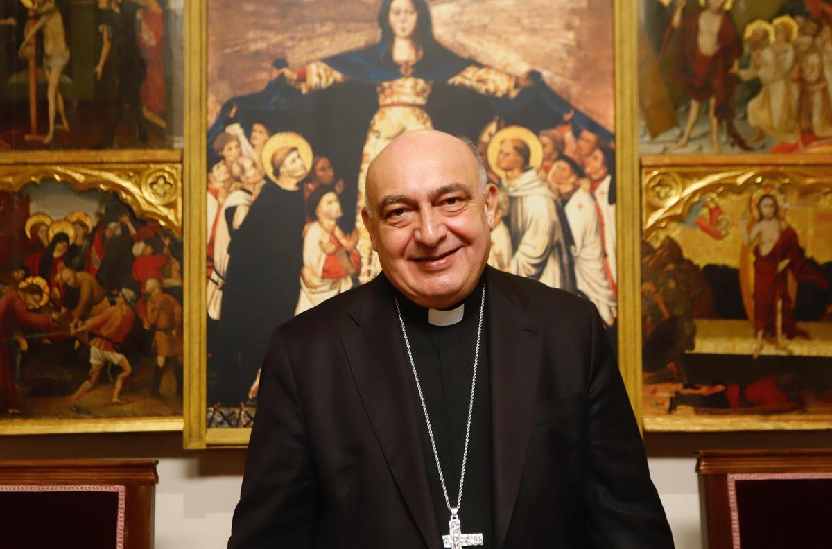El arzobispo de València, Enrique Benavent, un día después de la elección de León XIV, en el salón gótico del palacio arzobispal.