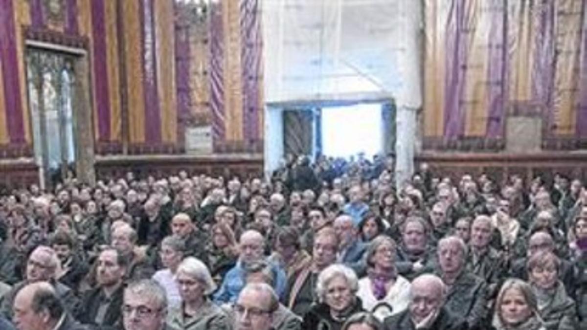 Antoni Bassas y Montse Tura, en primera fila.