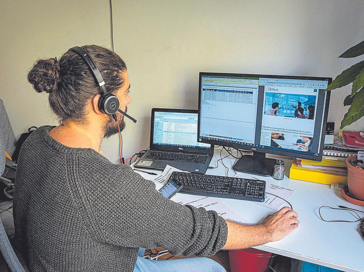 Traducció al català en temps real amb auriculars: així funciona la nova eina de Google