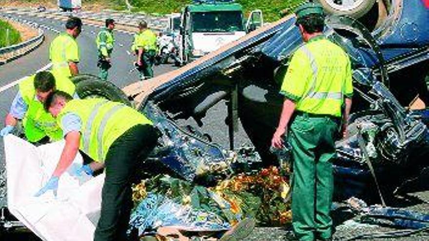 Así quedó el coche en el que viajaban dos obreros de Pontevedra que fallecieron en la autovía. / jesús regal