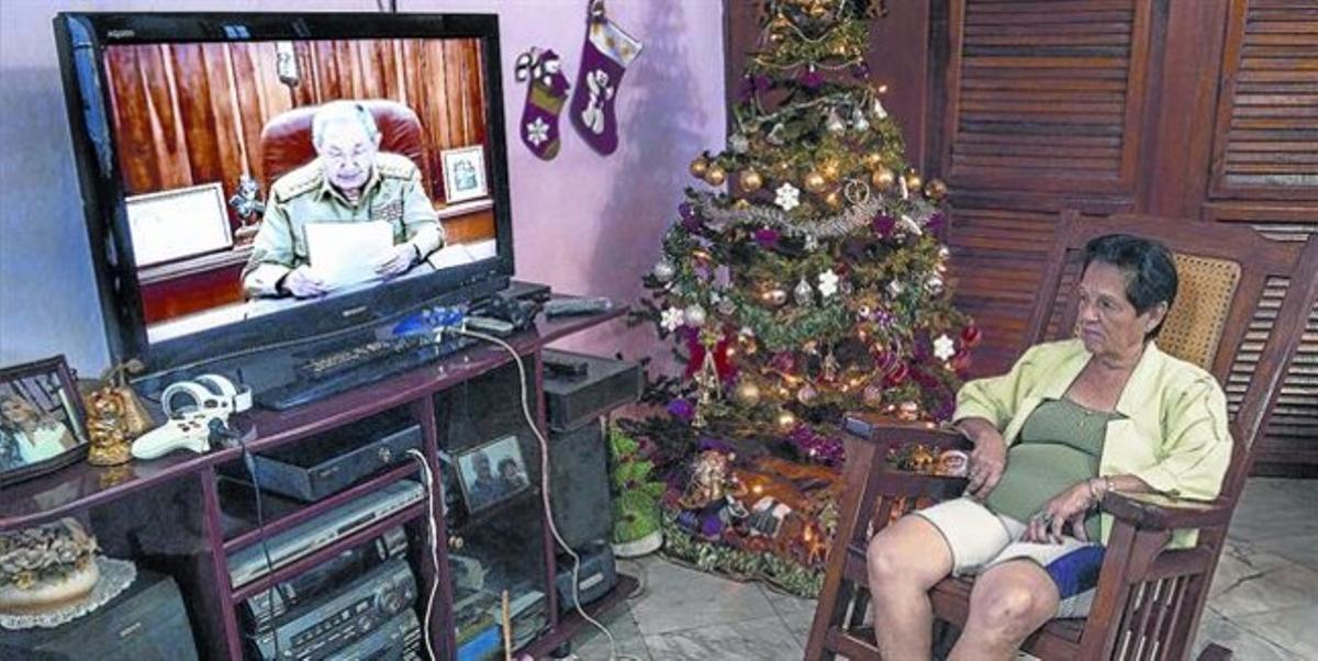 Una cubana sigue el discurso de Raúl Castro por televisión, en La Habana.