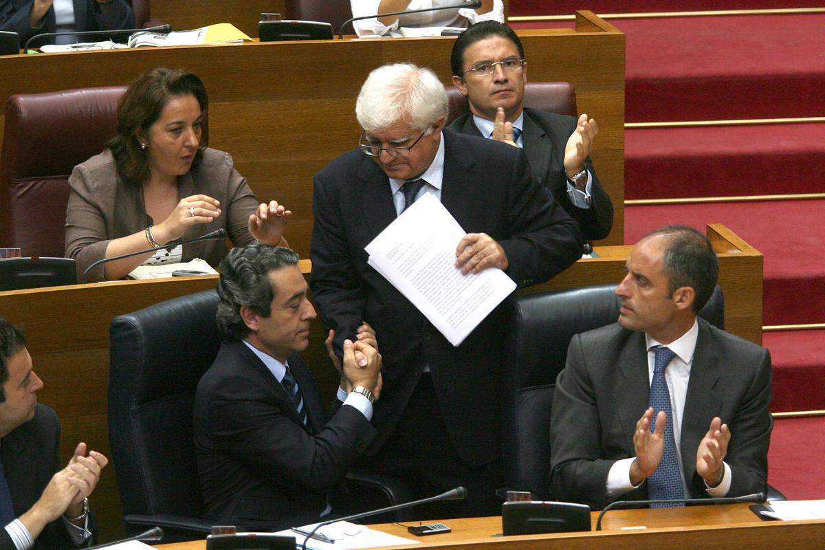 El conseller García Antón, en su comparecencia en las Corts en julio de 2006.
