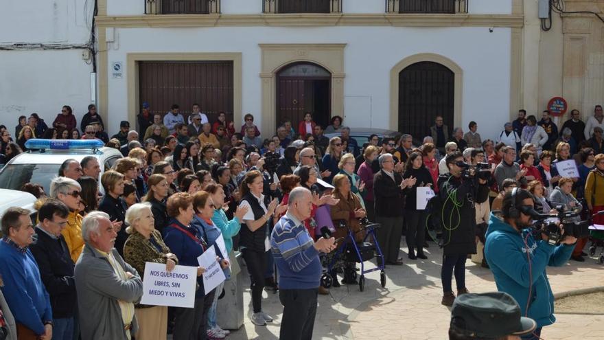 Unas 400 personas se concentran en Posadas en repulsa por el crimen machista