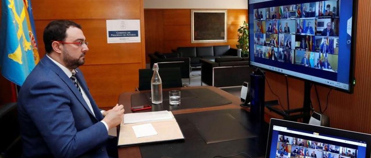 Adrián Barbón, en mayo de 2020, durante la videoconferencia de presidentes autonómicos con Pedro Sánchez. | EFE