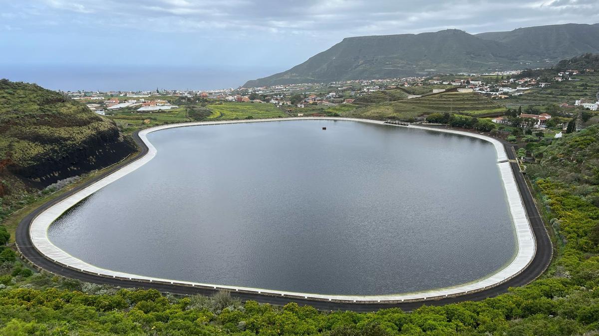 Imagen de la balsa de Valle Molina, en Tegueste, llena al cien por cien, a principios de este mes de abril.