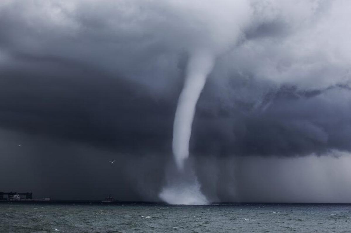 Imagen de un tornado sobre el mar